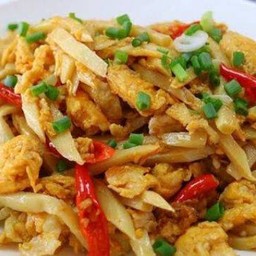 ข้าวราดผัดหน่อไม้สดใส่ไข่และหมู