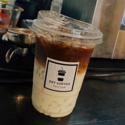 Eat Coffee (กินกาแฟ) ถนนธนาลัย