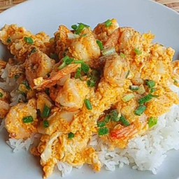 ข้าวราดกุ้งผัดไข่