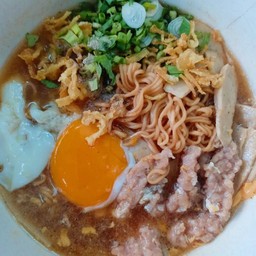 เส้นมาม่า+หมูสับ