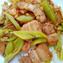 ข้าวผัดพริกหยวกหมูกรอบ