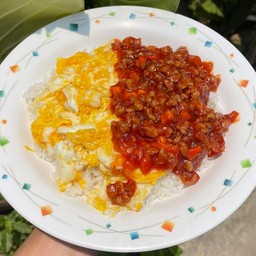 ข้าวไข่ขยี้ ราดหมูสับซอสมะเขือเทศ