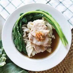 ราดหน้าหมูเส้นกรอบคะน้าออร์แกนิค