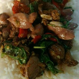 กะเพราเครื่องในไก่