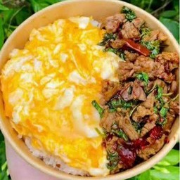 กระเพราหมูชิ้นไข่ข้น