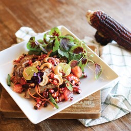 ยำข้าวโพดหวานฮอกไกโดสีม่วงน้ำนมเสิร์ฟคู่คอหมูทอด