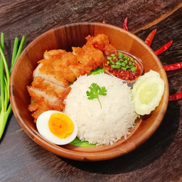 ข้าวคอหมูทอดกรอบ + ฟรีไข่ต้ม