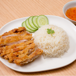 ข้าวไก่ทอดกรอบ + ฟรีไข่ต้ม