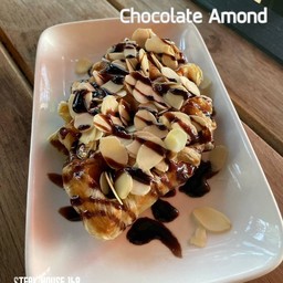 chocolate almond croffle (ครอฟเฟิล ช๊อคโกแลต+อัลมอนด์)