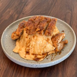 ข้าวไข่ข้นไก่ทอดราดซอสเกาหลี
