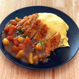 ข้าวแกงกะหรี่หมูทอดไข่ข้น