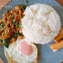ข้าวกระเพราหมูสับไข่ดาว