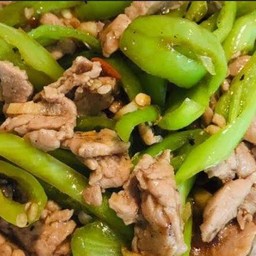 ผัดพริกหยวกหมูราดข้าว