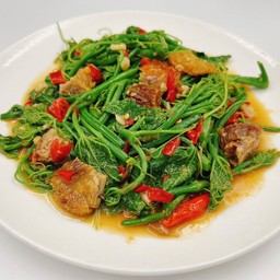 ยอดมะระผัดหมูกรอบ