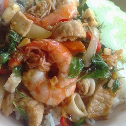 ผัดกระเพรารวมมิตร ราดข้าว