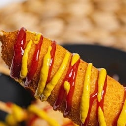 กินไรดี ( คอร์นด็อกชีส , โดนัทกุ้ง , น้ำอัดลม )