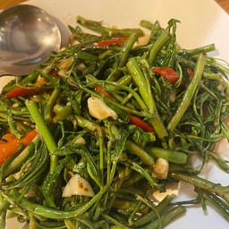 ผัดผักกระเฉดไฟแดง