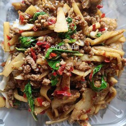 ข้าวกะเพราหน่อไม้ดอง ต้องเบิ้ล