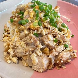 ข้าวหมูกรอบผัดไข่