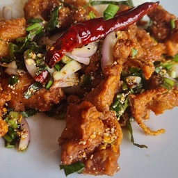 ไก่กรอบยำแซ่บ
