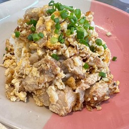 หมูกรอบผัดไข่