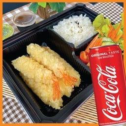 { อร่อยซ่ากับโค๊ก} เบนโตะข้าวหน้ากุ้งเทมปุระ สลัด
