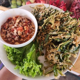 ยำผักบุ้งกรอบ