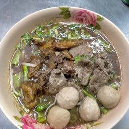 ก๋วยเตี๋ยวเนื้อลูกชิ้นแชมป์ 50/2 ริมสวน