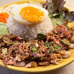 ข้าวไก่ ราดซอสน้ำจิ้มแจ่ว