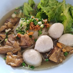เส้นใหญ่(น้ำ)ลูกชิ้น,หมูตุ๋น