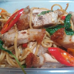 สปาเก็ตตี้ผัดขี้เมาหมูกรอบ