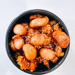 ข้าวหน้าไก่ไส้กรอก