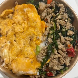 [อร่อยซ่ากับโค้ก] ข้าวกะเพราหมู+ ไข่ข้น +  โค้ก ออริจินัล (กระป๋อง)