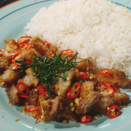ข้าวหมูกรอบผัดพริกเกลือ
