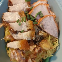 บะหมี่น้ำหมูกรอบ