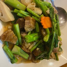 ผัดผักคะน้าหมูกรอบ