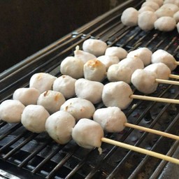 ลูกชิ้นหมูแท้  4  ไม้