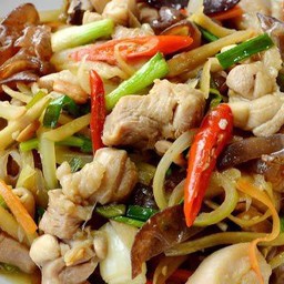 ผัดขิงหมูชิ้น ราดข้าว