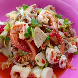 ยำมาม่ากุ้ง+หมึก+ยอ+มือนาง
