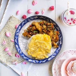 หมูกรอบต้มยำแห้งไข่ข้น