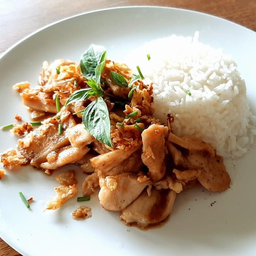 ข้าวทอดกระเทียมพริกไท