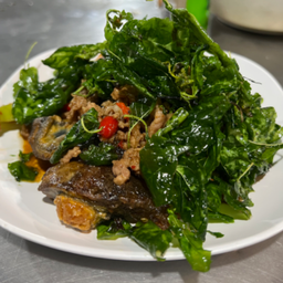 ไข่เยี่ยวม้ากระเพรากรอบ