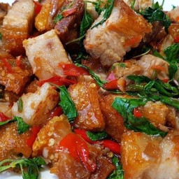 กะเพราหมูกรอบ กับข้าว