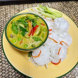 ขนมจีนแกงเขียวหวานเนื้อตุ๋นหรือหมูตุ๋น