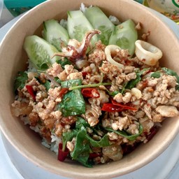 กระเพราปลาหมึกหมูสับ