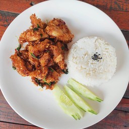 ข้าวกะเพราไก่กรอบ