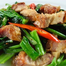 คะน้าหมูกรอบ