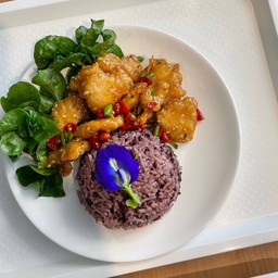 ข้าวไก่กรอบผัดพริกเกลือ