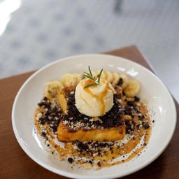 โทสต์น้ำตาลกรอบบานอฟฟี่