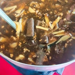 Nong Bai Toey in front of Wat Patong